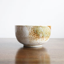 Load image into Gallery viewer, Handmade Japanese Matcha Bowl (Chawan) - Kasumi 霞 Off white - Multi