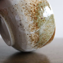 Load image into Gallery viewer, Handmade Japanese Matcha Bowl (Chawan) - Kasumi 霞 Off white - Multi